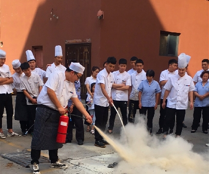 安全生產(chǎn)   重于泰山—迪尼斯伊川店安全工作大排查